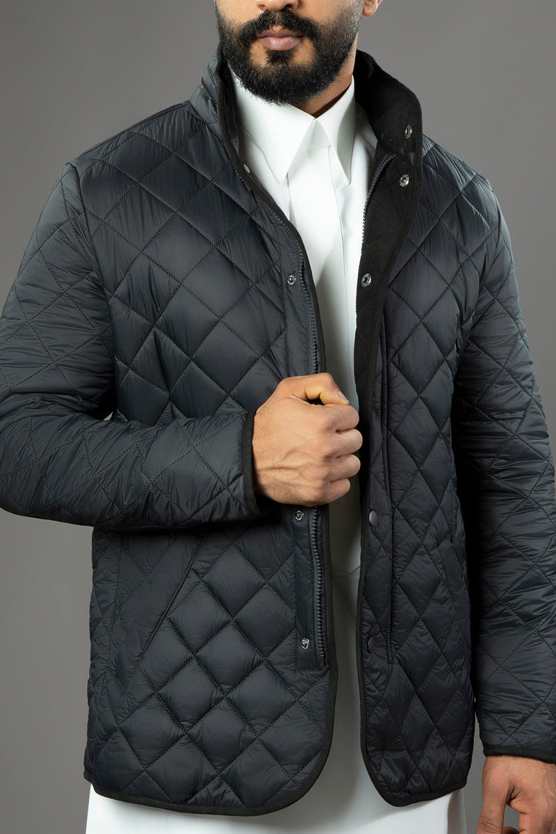 جاكيت مبطن بالفرو الناعم وخياطة كلاسيكية