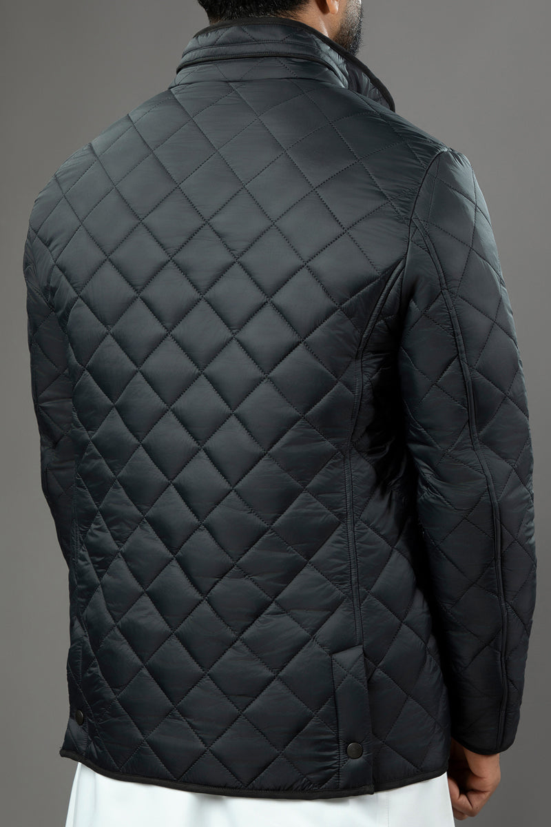 جاكيت مبطن بالفرو الناعم وخياطة كلاسيكية