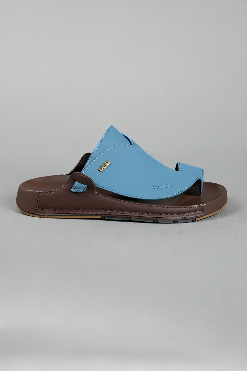 حذاء شرقي بتصميم عصري مريح